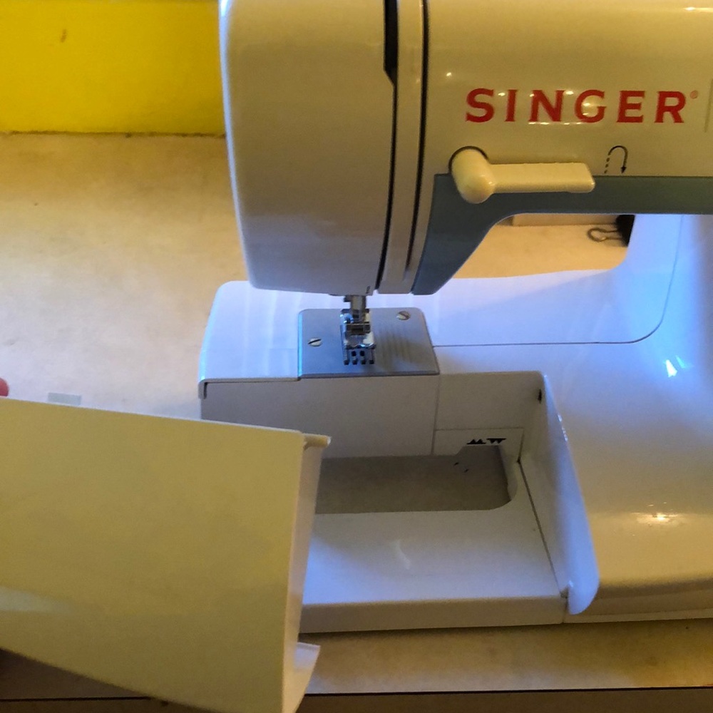 Singer Sewing Machine - Picture 5 of 7